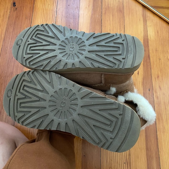 UGG Bailey Button II tan - Picture 10 of 12